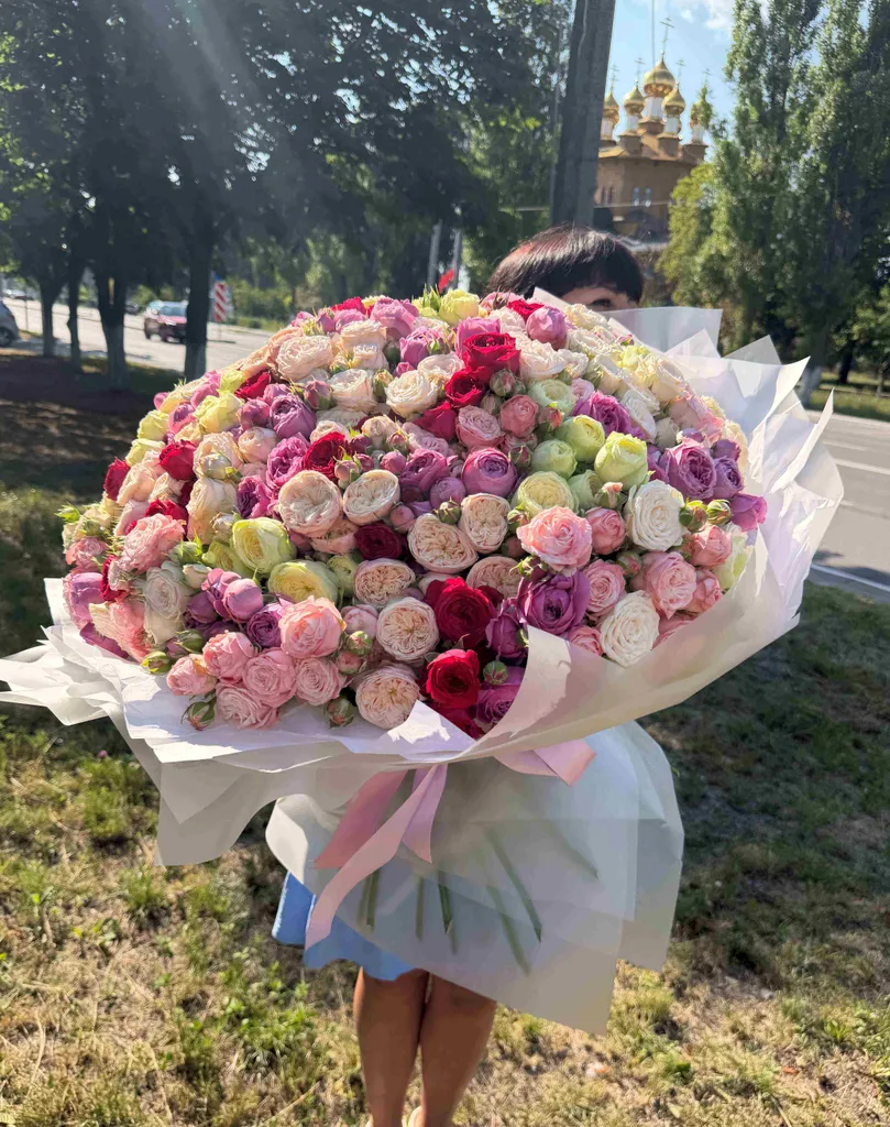 101 кустовая пионовидная роза